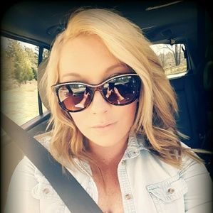 Meet your Posher, Hilary